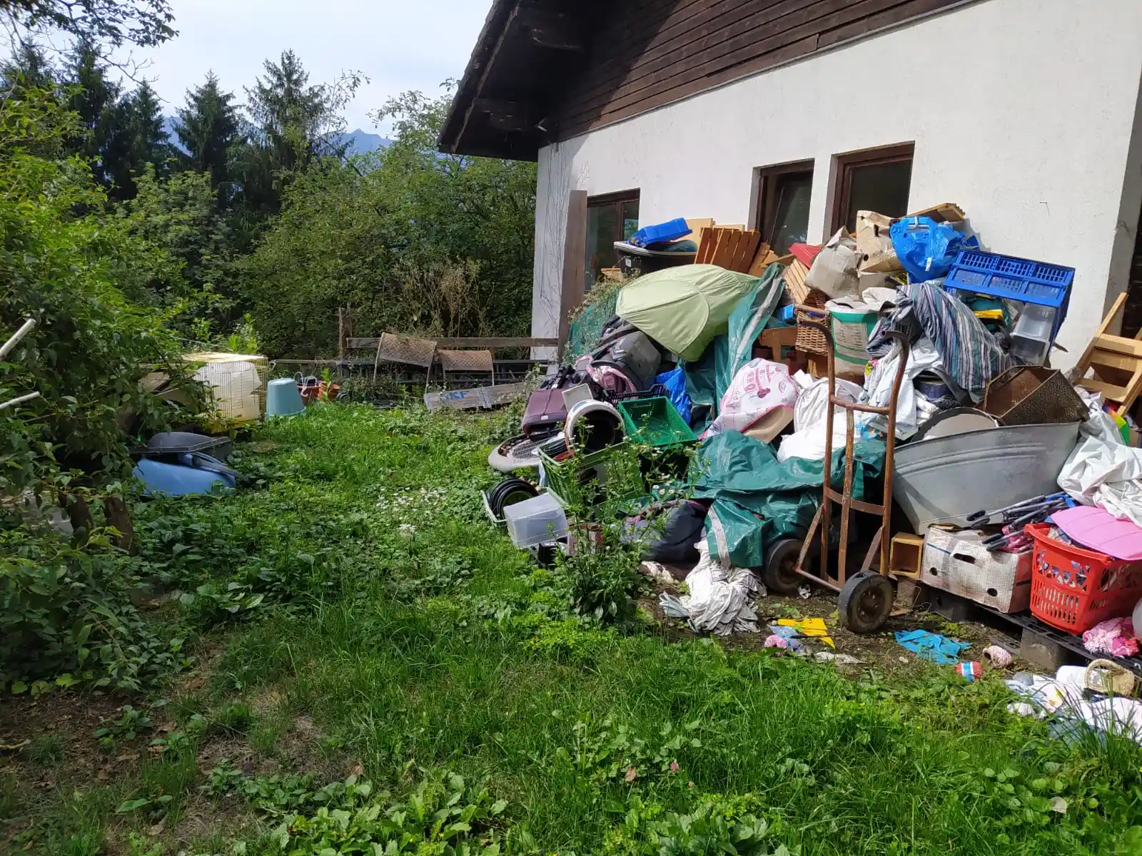 Auf dem Rasen im Garten eines Hauses stapelten sich die Dinge. 